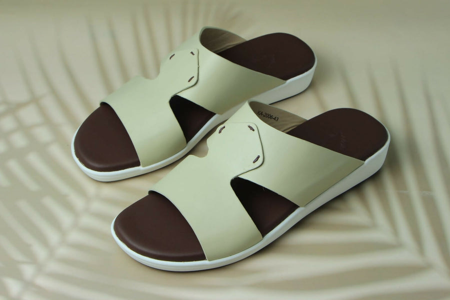 Genuine leather sandals suitable for everyday wear.