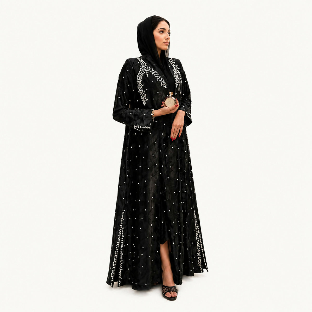 Black Hackard Abaya printed with small white roses and rain on the chest, sleeves and side edges with small crochet roses