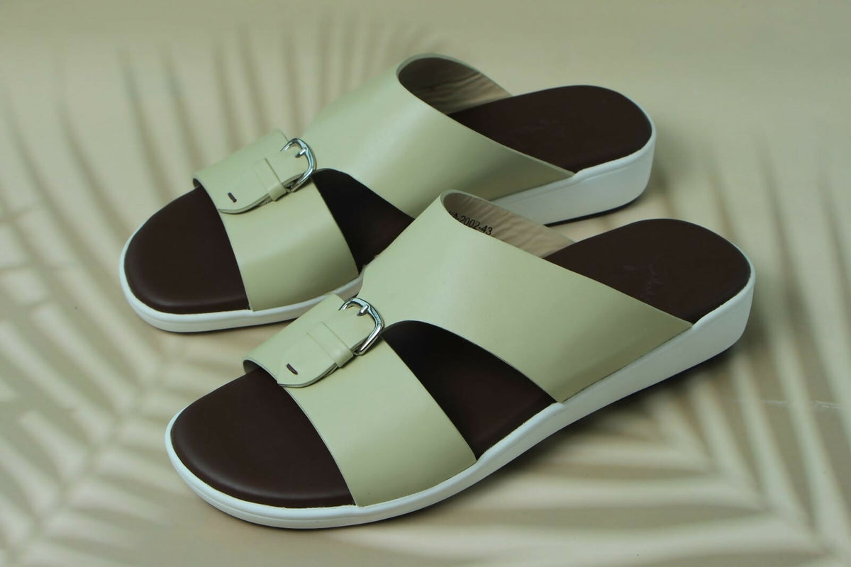 Genuine leather sandals suitable for everyday wear.