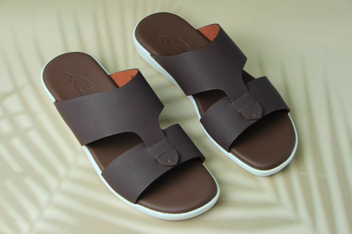 Genuine leather sandals suitable for everyday wear.